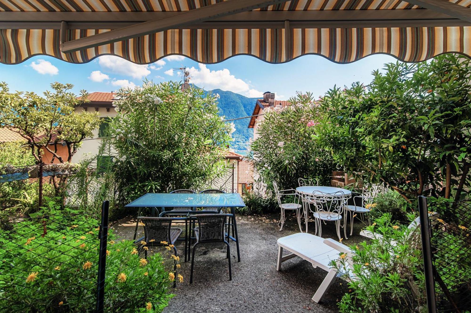 Delizioso Bilocale Vista Lago Colonno Luaran gambar