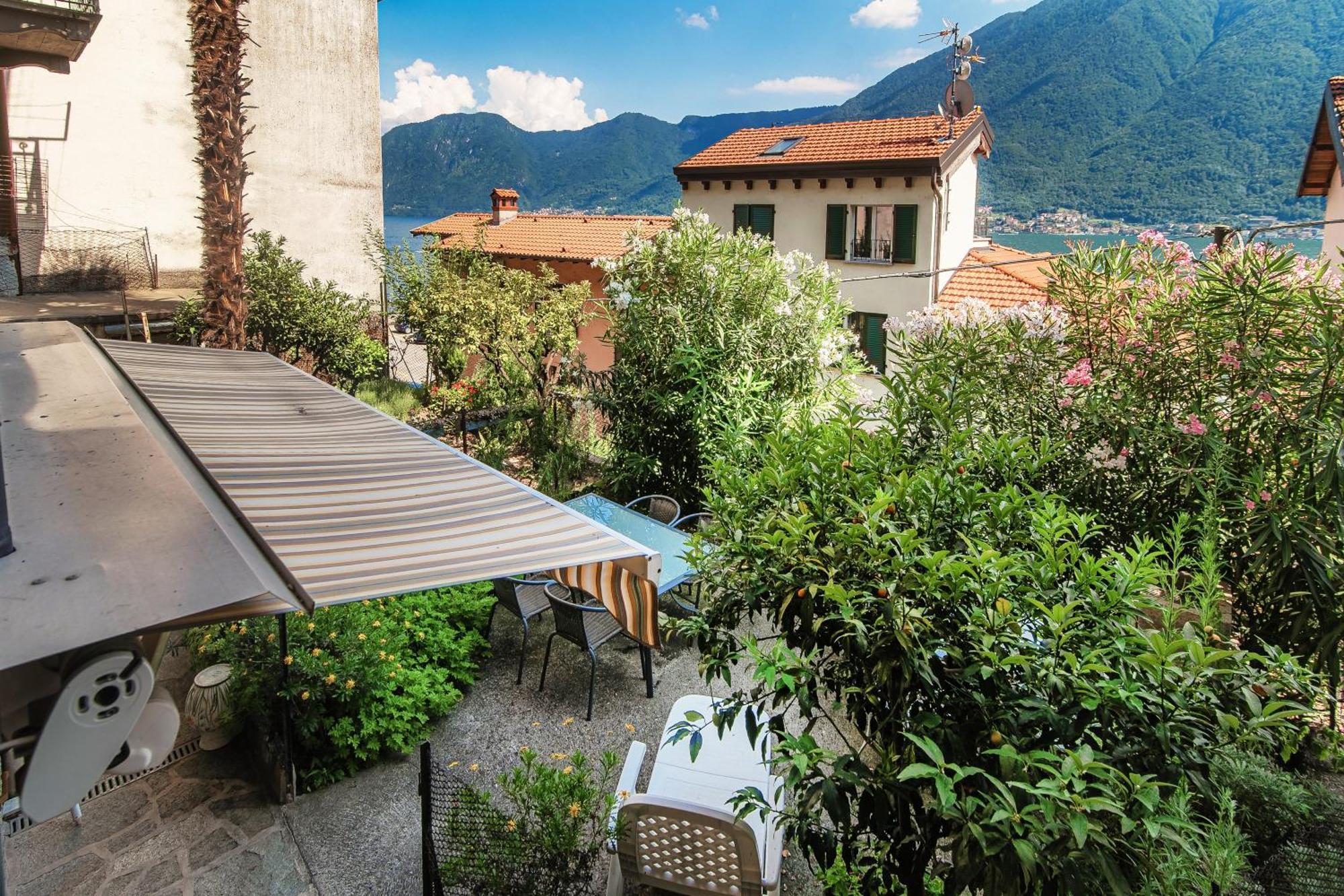 Delizioso Bilocale Vista Lago Colonno Luaran gambar